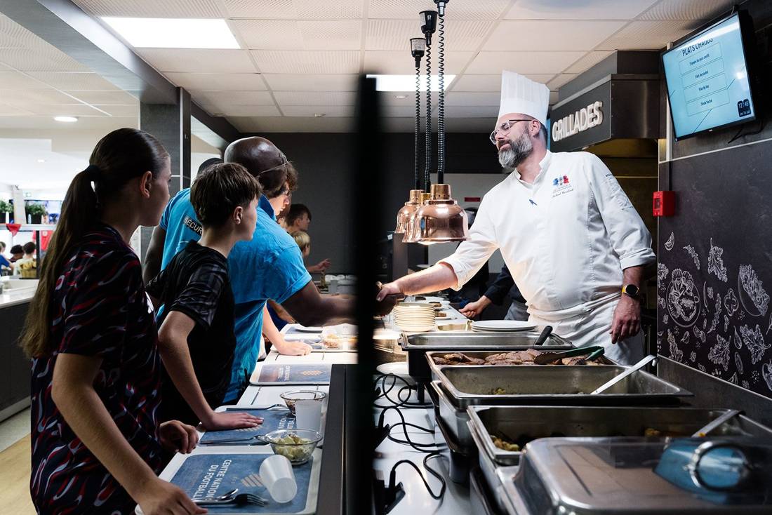 Le chef du CNF au service du self